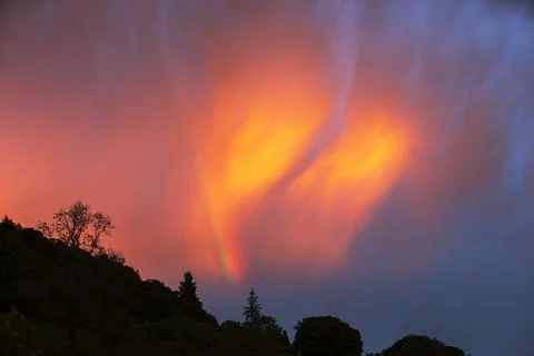 A dramatic rainbow at sunset over Ambleside during stormy weather, Lake Distr Foto stock