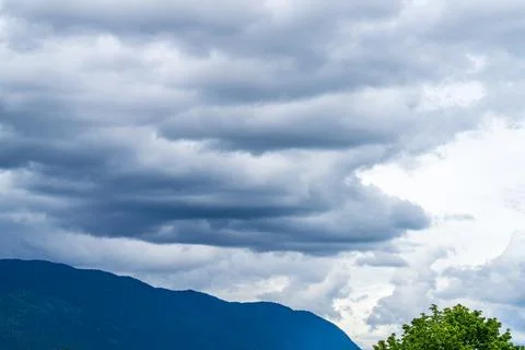 Dramatic Rainfall and Storm Clouds Over Forested Mountains in British Columbi Stockfoto's