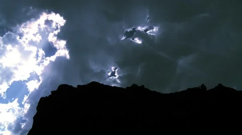 Dramatic Rays of sun and clouds behind mountain cliff 스톡 동영상 50213024