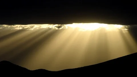 Dramatic rays of sun burning through desert mountain thunderstorm, real time 3. Stock-Footage 89816075