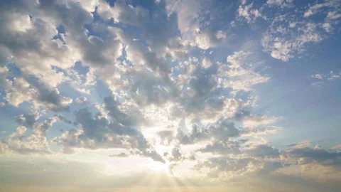 Dramatic rays of sunlight break through changing clouds during a luminous... Vidéo 342730074
