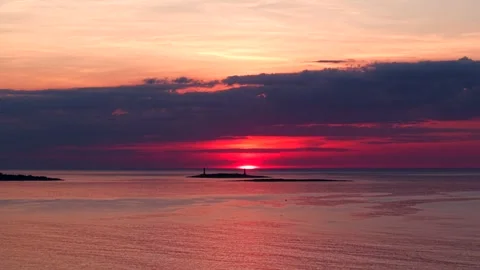 Dramatic Red And Orange Sky With Dark Clouds Over The Sea And Thacher Island Vídeos de archivo 337664438