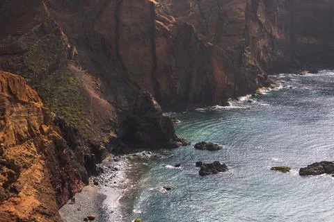 Dramatic Red Cliffs and Turquoise Sea Cove in Madeira Stockfoto's