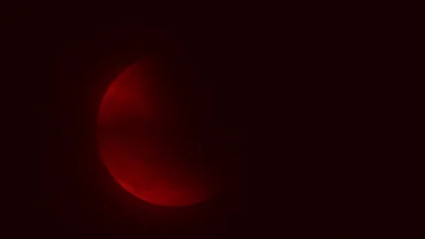 Dramatic Red Moon Eclipse Visible in Dark Night Sky, Close-up Stockbeeldmateriaal 335455427