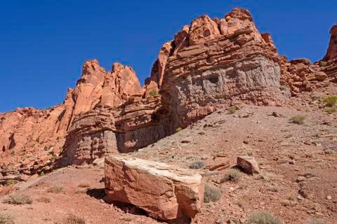 Dramatic Red Rock Cliffs in the Desert Stockfoto's