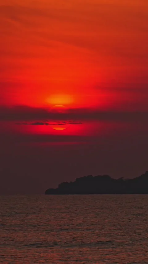Dramatic red sun rising over dark ocean horizon cinematic timelapse, intens.. Stock-Footage 334210917