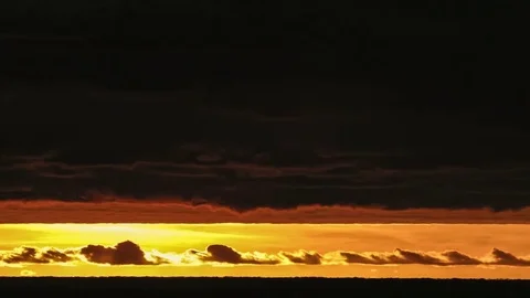 Dramatic red sunset on the coast 库存影片 83789303