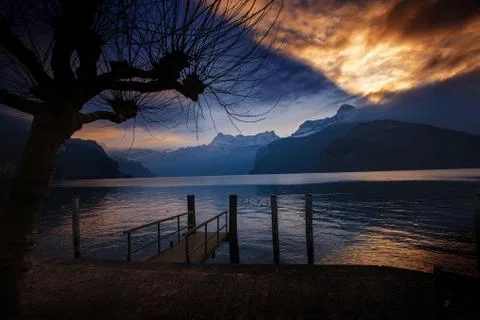 Dramatic reflection in the sky and clouds during sunset at lake Foto stock