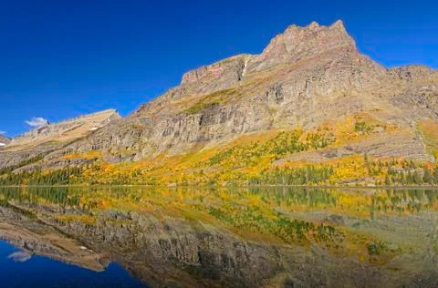Dramatic Reflections in the Mountains in Fall Stockfoto's