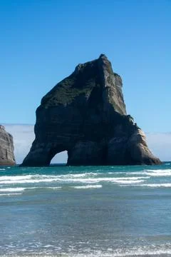 Dramatic Rock Formation with Arch by the Ocean Foto stock
