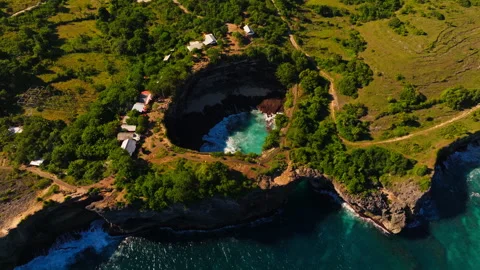 Dramatic Rock Formation at Broken Beach, Nusa Penida 스톡 동영상 317206731