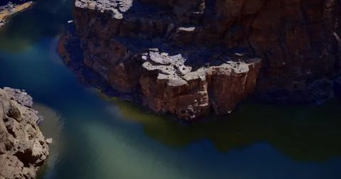 Dramatic rock formations and tranquil waters at a river bend Stock Illustration