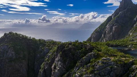 Dramatic Rocky Cliffs and Sea in Lofoten Islands Norway Foto stock