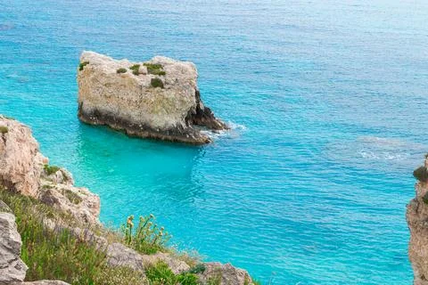 Dramatic rocky cliffs meet vibrant aquamarine waters in a tropical paradise Stock-Fotos