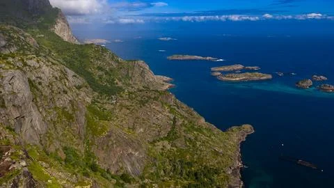 Dramatic Rocky Cliffs Overlooking Blue Sea with Islands in Lofoten Norway Stock-Fotos