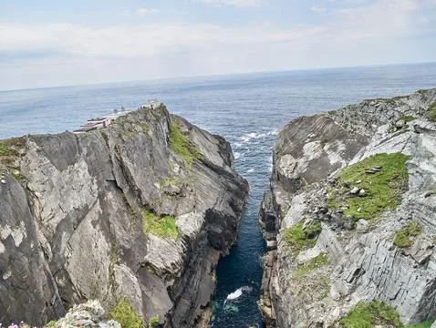 Dramatic rocky sea cliffs above the ocean Stock-Fotos