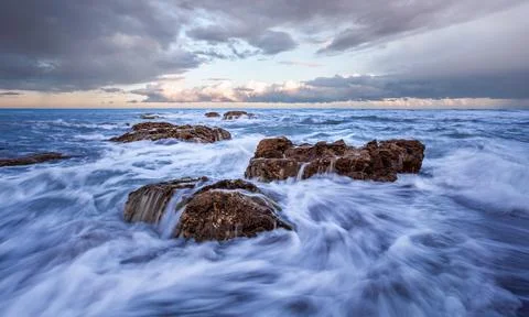 Dramatic Rocky Seascape With Waves Flowing Over Coastal Rocks Stock-Fotos