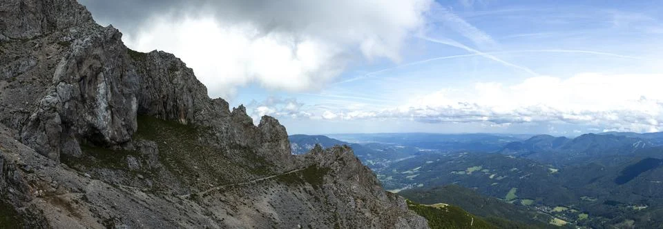 Dramatic Rugged Limestone Cliffs and Narrow Alpine Trail Overlooking Vast F.. Stock-Fotos