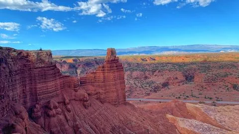 Dramatic Sandstone Cliffs and Desert Landscape in Capitol Reef National Park, Ut Fotos Stock
