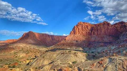 Dramatic Sandstone Cliffs and Desert Landscape in Capitol Reef National Park, Ut Fotos Stock