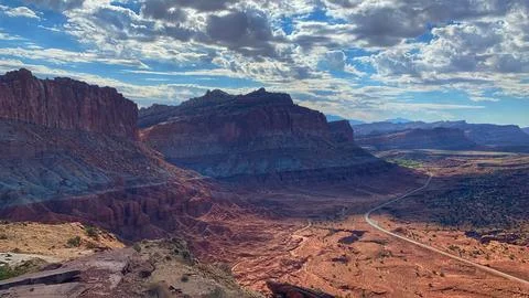 Dramatic Sandstone Cliffs and Desert Landscape in Capitol Reef National Park, Ut Fotos Stock