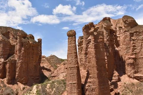 Dramatic Sandstone Pillars at Binggou Danxia Landform in Gansu Province, We.. Stock-Fotos