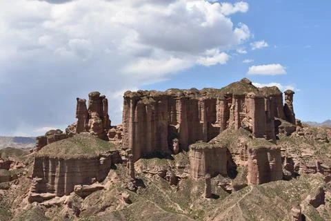 Dramatic Sandstone Pillars at Binggou Danxia Landform in Gansu Province, Chin Stock-Fotos