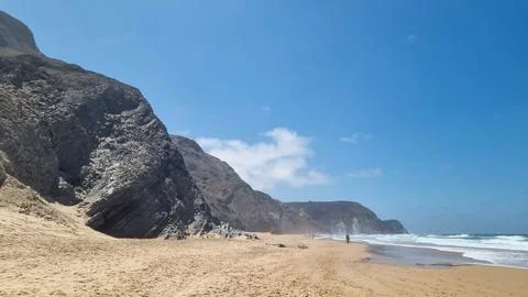 Dramatic sandy beach and rugged cliffs along the Atlantic coast of Portugal 库存照片