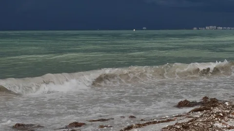 Dramatic scene of a black sky of the arrival of a hurricane reflected on waters Vídeo Stock 126710712