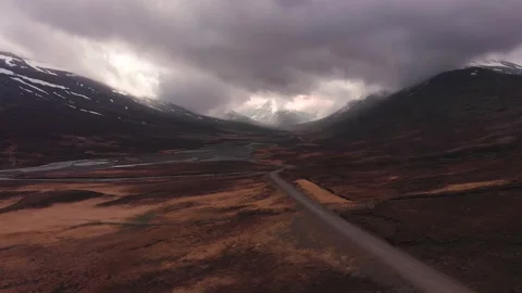 Dramatic scene in East Iceland with clouds and a gravel dirt road 库存影片 130853306