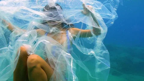 Dramatic Scene Girl In Plastic Underwater Vídeo Stock 123993534