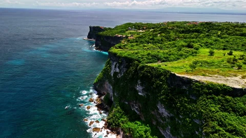 Dramatic sea cliffs of Uluwatu, Bali with lush greenery and Ocean views Vídeo Stock 332685414