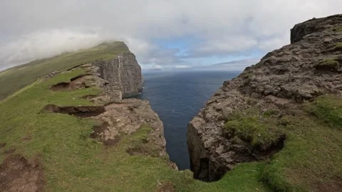 Dramatic sea gorge and volcanic cliffs in Faroe Islands, Traelanipa Vidéo 337463851