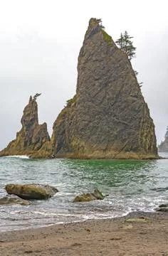 Dramatic Sea Stack on the Ocean Shore Stockfoto's