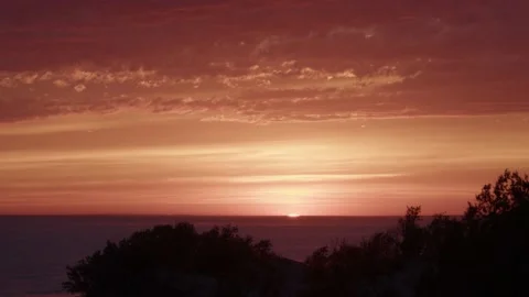 Dramatic sea sunrise. Burning sky and shining golden waves. Stockbeeldmateriaal 157587706