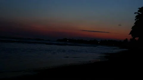 Dramatic sea sunset. A burning sky and shining golden waves Vídeos de archivo 239972357