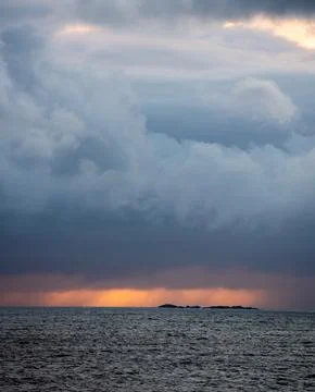 Dramatic seascape of sunset or sunrise sky with storm clouds over ocean Foto stock