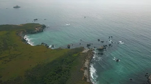 The dramatic shoreline of the Pacific ocean coast at sunset, Big Sur, California 스톡 동영상 92146049