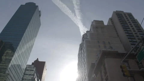 Dramatic shot from below of skysrapers in new york chem trails Vidéo 156262255
