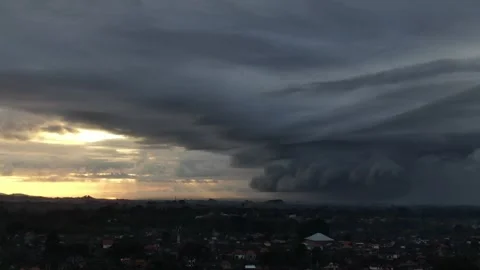 Dramatic shot of clouds over Ubud, Bali Vidéo 263400458