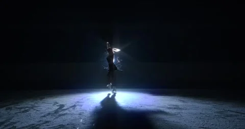 Dramatic silhouette of figure skater performing Vídeo Stock 330333493
