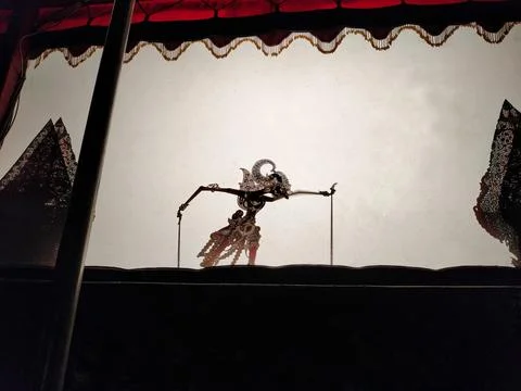 Dramatic silhouette of a single traditional Javanese Wayang Kulit shadow puppet  Stock-Fotos
