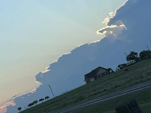 Dramatic Silver Lining Thunderstorm Cloud Above Rural Texas Farm Fotos Stock