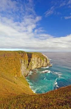 Dramatic skies over ocean cliffs Stockfoto's