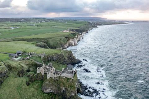 Dramatic sky above Dunluce Castle, County Antrim, Northern Ireland. Stock-Fotos