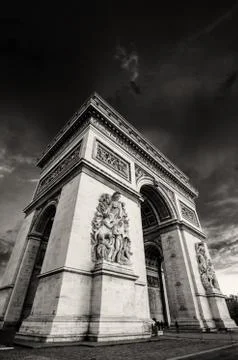 Dramatic Sky above Triumph Arc in Paris with Sunset Colors 스톡 사진