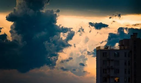 Dramatic Sky and Silhouette cloud formation dramatic sky silhouette urban Foto stock