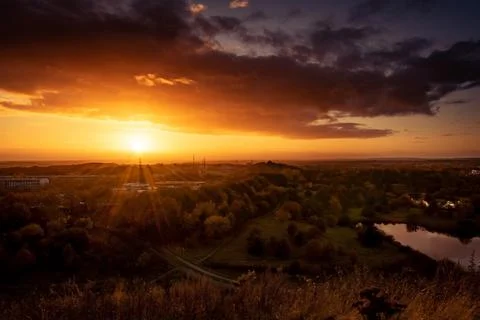 Dramatic sky and sun over forest Stockfoto's