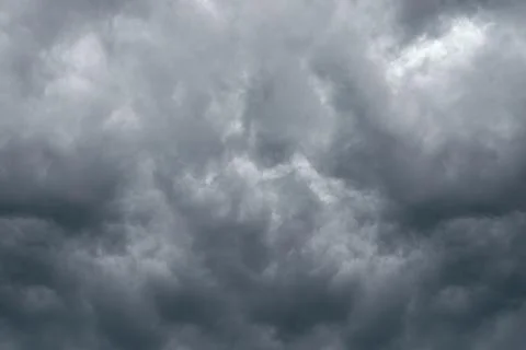 Dramatic sky background with dark storm clouds in dark sky. Black clouds befo Foto stock