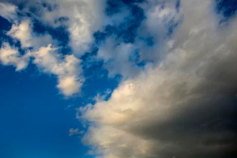 Dramatic Sky Background. Stormy Clouds in Dark Sky. Moody Cloudscape. Foto stock